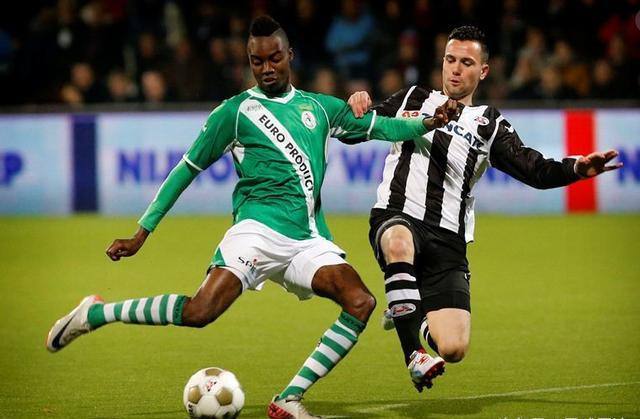 太帅了！马龙现身跨年晚会送祝福，拿锅铲、水桶和王鹤棣打乒乓球.